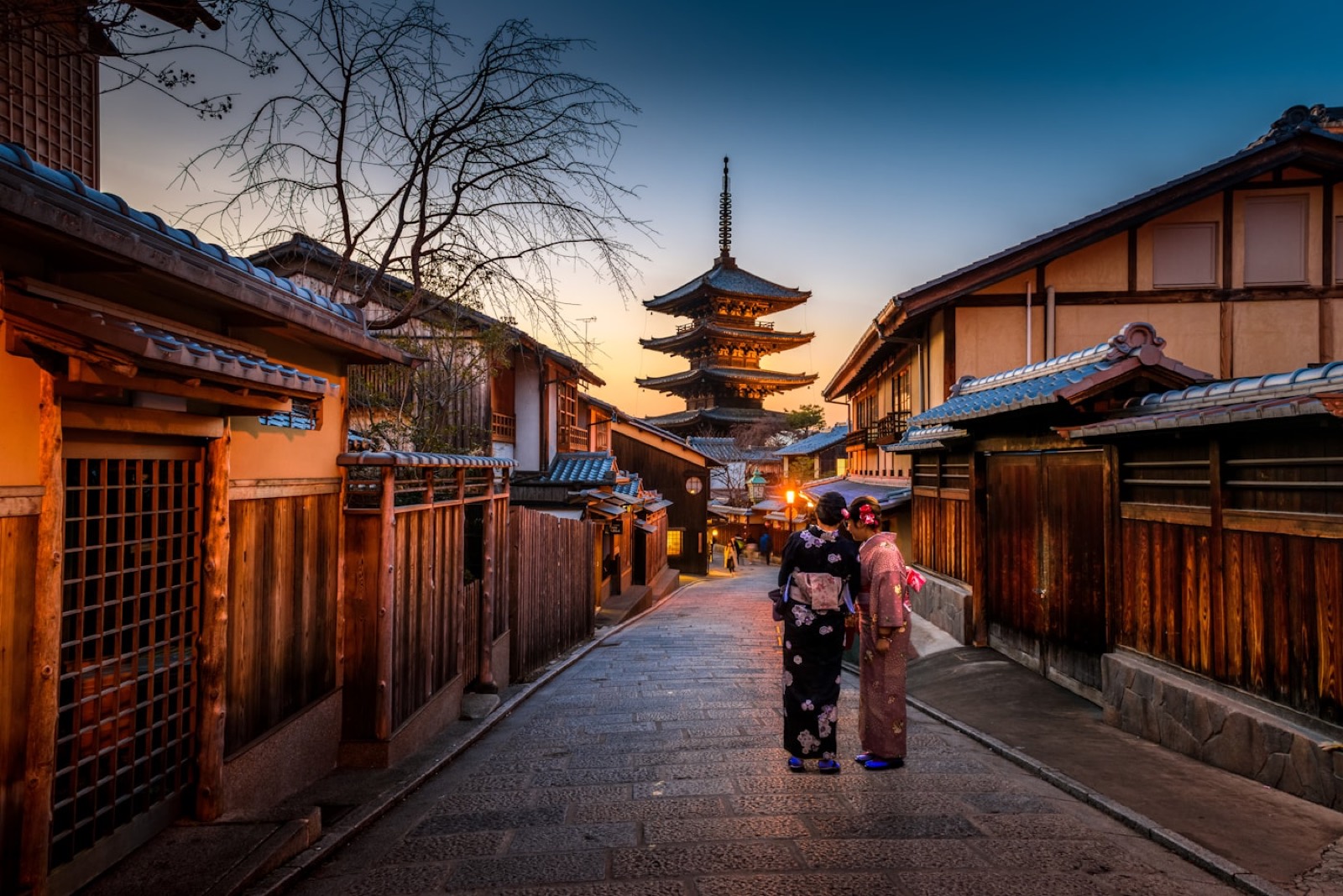Hagyományos japán utcakép mint kulturális háttér